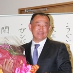 初当選を決め、笑顔を見せる大上和則氏＝丹波篠山市二階町（撮影・秋山亮太）