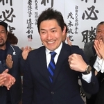 支援者たちから祝福を受けてガッツポーズで喜ぶ伊藤栄介氏＝神戸市中央区布引町３（撮影・中西大二）