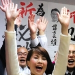 当選が決まり、支援者と万歳で喜ぶ松尾智美氏＝９日午後１１時３４分、姫路市広畑区東新町２