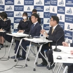 清元秀泰氏（右から３人目）と榑谷健太郎氏（同４人目）に質問する高校生たち＝兵庫県立姫路東高校（撮影・辰巳直之）
