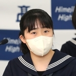質問をする梶本千紗姫さん＝兵庫県立姫路東高校（撮影・辰巳直之）