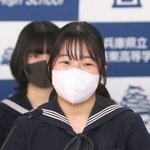 質問をする中務美遥さん＝兵庫県立姫路東高校（撮影・辰巳直之）