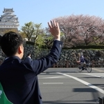 統一地方選前半の投開票から一夜明け、街頭に立つ姫路市長選の立候補予定者＝１０日午前、姫路市内（撮影・辰巳直之）