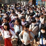マスク姿とマスクなしの児童が入り交じった始業式＝１０日午前、神戸市中央区中山手通４、こうべ小学校（撮影・鈴木雅之）