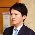 統一地方選前半戦の結果を受け、報道陣の取材に受け止めを語る兵庫県の斎藤元彦知事＝県庁