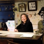プラネットＥａｒｔＨのカフェのカウンターで活動を振り返る宮崎みよしさん＝神戸市中央区元町高架通
