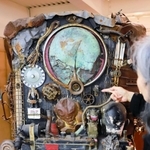東山嘉事さんの作品「モー・モー・モー」。角度を変えて、近づいて見ると楽しい＝神戸市中央区元町高架通、プラネットＥａｒｔＨ