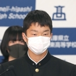 姫路市長選の立候補予定者に質問する姫路東高校の大上笙太さん＝姫路市本町、県立姫路東高校（撮影・辰巳直之）
