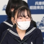 姫路市長選の立候補予定者に質問する姫路東高校の小林未來さん＝姫路市本町、県立姫路東高校（撮影・辰巳直之）