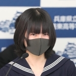 姫路市長選の立候補予定者に質問する姫路東高校の西本花梨さん＝姫路市本町、県立姫路東高校（撮影・辰巳直之）
