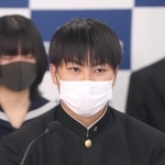 姫路市長選の立候補予定者に質問する姫路東高校の筒泉空良さん＝姫路市本町、県立姫路東高校（撮影・辰巳直之）