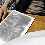 労災認定の資料を手に、６０年ほど前のアスベスト関連の作業について話す男性＝東京都内