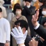 手を振り、１票を呼びかける。地方議員を選ぶ統一地方選は地域政党が支持を得る舞台となる＝４月８日、神戸市内