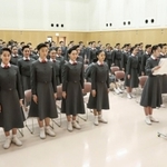 宝塚音楽学校で開かれた入学式に出席する新入生ら＝15日、兵庫県宝塚市（同校提供）