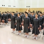 宝塚音楽学校で開かれた入学式に出席する新入生ら＝15日、兵庫県宝塚市（同校提供）