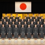 記念写真に納まる宝塚音楽学校の新入生＝15日、兵庫県宝塚市（同校提供）