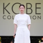 ランウエーを歩く朝比奈彩さん＝１５日午後、神戸市中央区、東遊園地