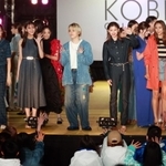 フィナーレで観客に手を振る貴島明日香さん（最前列左から２人目）や朝比奈彩さん（同右から２人目）＝１５日夜、神戸市中央区加納町６の東遊園地（撮影・長嶺麻子）