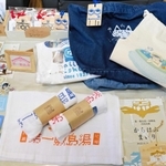 第一敷島湯をＰＲするトートバッグやタオルなどのオリジナルグッズ＝尼崎市杭瀬本町１