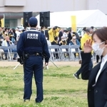 姫路市長選の立候補者の出陣式会場で警備に当たる警察官ら＝１６日午前、姫路市内