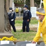 姫路市長選の立候補者の出陣式会場で警備に当たる警察官ら＝１６日午前、姫路市内