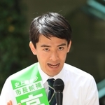 街頭で支持を求める高島崚輔氏＝１６日午前、芦屋市大原町のＪＲ芦屋駅前（撮影・吉田敦史）