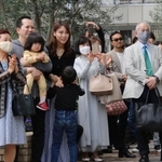 候補者の訴えに耳を傾ける有権者ら＝１６日午前、芦屋市大原町（撮影・広畑千春）