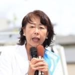 事務所前で第一声を発する伊藤舞氏＝１６日午前、芦屋市打出小槌町（撮影・吉田敦史）