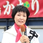 事務所前で第一声を発する中島香織氏＝１６日午前、芦屋市業平町（撮影・吉田敦史）
