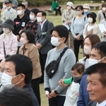 候補者の主張を聞く有権者ら＝１６日午前、姫路市内（撮影・辰巳直之）