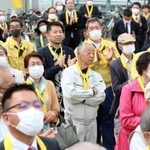 候補者の訴えに耳を傾ける有権者ら＝１６日午前、姫路市内（撮影・辰巳直之）
