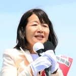 県立明石公園前で演説する丸谷聡子氏＝明石市大明石町１
