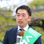 第一声で市政の変革を訴える榑谷健太郎氏＝１６日午前、姫路市本町（撮影・辰巳直之）