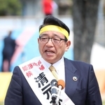 有権者に支持を訴える清元秀泰氏＝１６日午前、姫路市東延末１、大年公園（撮影・辰巳直之）