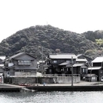 沿岸部では、焼き板を張った家屋が並ぶ＝豊岡市竹野町