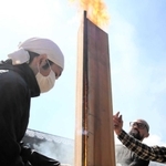 焼き板づくりでは、３枚の杉板を組んで煙突状に直立させ、中から火であぶると内側が炭化する＝豊岡市竹野町