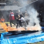 地元住民らが参加した焼き板づくりの体験会＝豊岡市竹野町