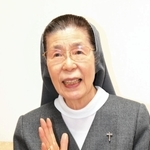 追悼式に参列する高木慶子さん＝神戸市灘区