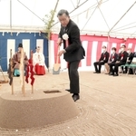 安全祈願祭ですきを入れるＮＴＴ都市開発の辻上広志社長＝神戸市中央区新港町