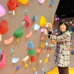 触ると音声が知らせてくれ、光る突起物もある視覚障害者に優しいクライミング＝神戸市中央区港島南町２