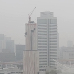 霧に包まれる神戸市街地。神戸ハーバーランドから三宮方面がかすんで見えた＝２０日午前８時１０分、神戸市中央区（撮影・三浦拓也）
