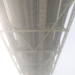 濃霧で見えなくなった明石海峡大橋＝２０日午前、神戸市垂水区東舞子町、県立舞子公園（撮影・小林良多）