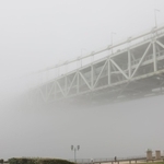 濃霧で見えなくなった明石海峡大橋＝２０日午前、神戸市垂水区東舞子町、県立舞子公園（撮影・小林良多）