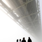 濃霧で見えなくなった明石海峡大橋＝２０日午前、神戸市垂水区東舞子町、県立舞子公園（撮影・小林良多）