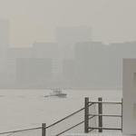 霧に包まれ、かすむ神戸・ポートアイランド＝２０日午前、神戸市中央区のメリケンパークから（撮影・中西幸大）