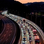 ２０２２年のゴールデンウイーク。大阪方面に向かう車で混み合う中国自動車道＝同５月５日夜、西宮市内