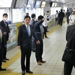 ＪＲ西明石駅の改札に候補者と立ち、投票を呼びかける西村康稔経産相（左から４人目）＝２０日午前、明石市小久保２（画像の一部を加工しています）