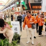 候補者と一緒に魚の棚商店街を練り歩く泉房穂市長（右）＝１６日午後、明石市本町１（画像の一部を加工しています）