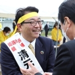 選挙期間中、有権者に支持を訴える清元秀泰氏＝姫路市内