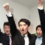 当選確実の一報を受け、支持者らと拳を突き上げる高島崚輔氏＝芦屋市大原町（撮影・吉田敦史）